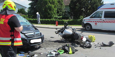Biker crasht in Pkw – Motorrad-Beifahrerin tot