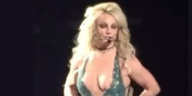 Britney lässt ihren Busen blitzen