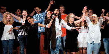 Conchita Wurst singt mit Schülern