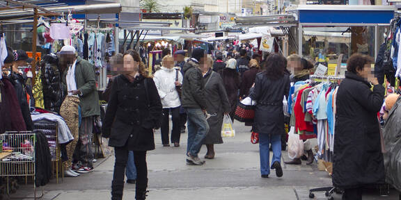 Marktstandler am Brunnenmarkt niedergestochen