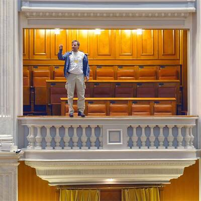Mann springt von Parlaments-Balkon