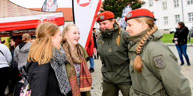 Besucherinnen im Gespräch mit Soldatinnen beim Girls' Day 2017 des Bundesheeres in Wien.