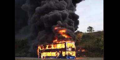 Mega-Feuer verschlingt Schulbus auf Autobahn in Großbritannien