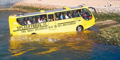 Bus schwimmt durch Salzburg