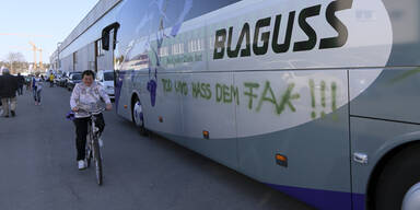 Nagelneuer Austria-Bus in Ried beschmiert