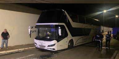 Italien: Österreicher-Bus bleibt in Unterführung stecken – Kinder verletzt