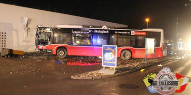 Linienbus 26A crasht außer Kontrolle in Hauswand
