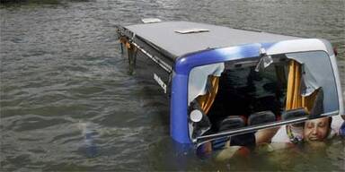 Kärntner Reisebus stürzt in Pariser Seine