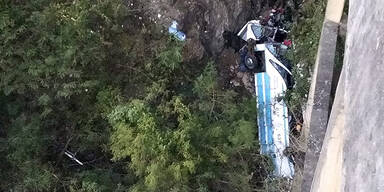 Bus stürzt in Schlucht: Mindestens 29 Tote