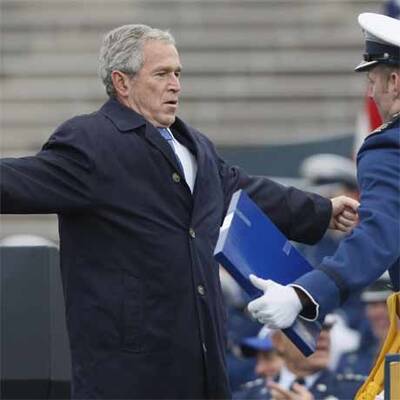 Bush bei Kadetten-Veraschiedung bei bester Laune