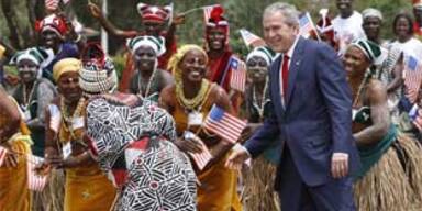 George Bush schwingt in Liberia die Hüften