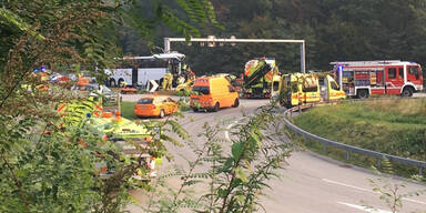 Drama in der Schweiz: Reisebus kracht gegen Signalanlage