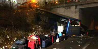 Bus stürzte von Brücke bei Graz - 40 Verletzte
