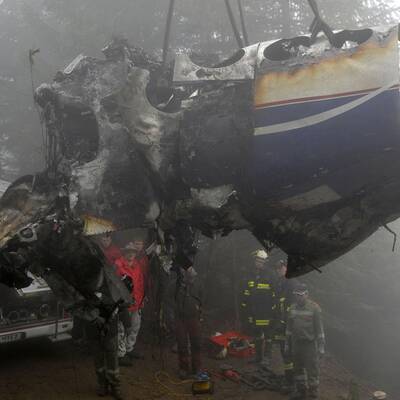Einsatzkräfte zerlegen das Flugzeugwrack