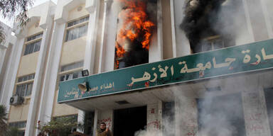 Mursi-Anhänger legen Feuer in Uni von Kairo