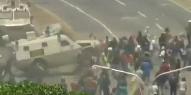 Gepanzertes Militärfahrzeug rast in Menschenmenge