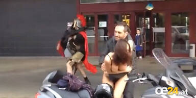 VIDEO: Frau steht nach Streit halbnackt da
