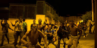 Afrikaner stürmen spanische Exklave Ceuta