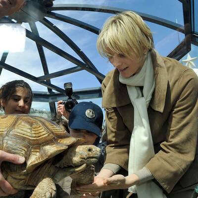 Charlene von Monaco besucht Schildkröten 