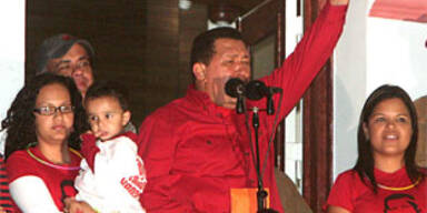 Chavez gewinnt Referendum und kandidiert wieder