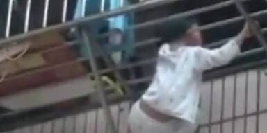 China: 8-Jährige hängt mit Kopf an Balkon