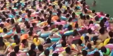 Irre: Überfülltes Hallenbad in China