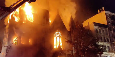Feuer zerstört historische Kirche in New York