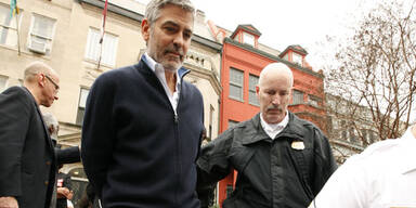George Clooney in Handschellen abgeführt