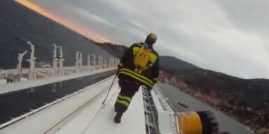 Rettungskräfte klettern in die Costa Concordia