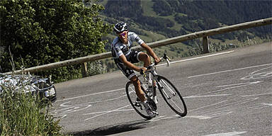 Polizei holt Contador vom Rad