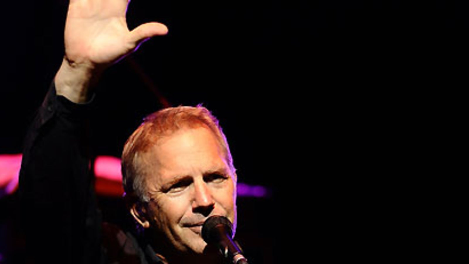Kevin Costner in Berlin als Musiker! stars24