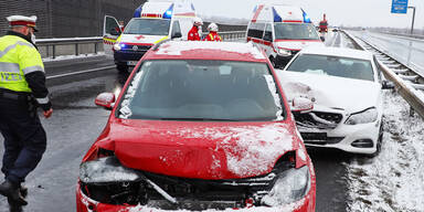 Schnee-Chaos sorgt für Unfall-Serie: 24 Verletzte