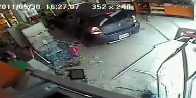 Autofahrer rast mit seinem Auto in Laden