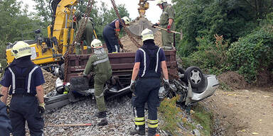 Auto von Güterzug erfasst: 1 Toter