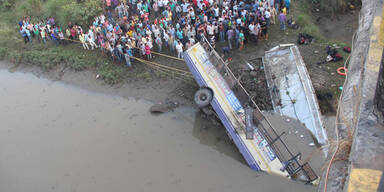 Linienbus stürzt von Brücke: 37 Tote