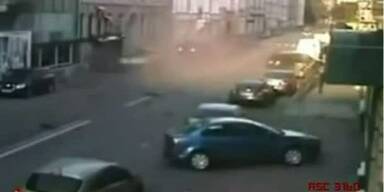 Überwachungsvideo: Horror-Crash in Moskau