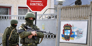 Milizen stürmen ukrainische Militärbasis 