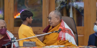 Video sorgt für Empörung: Dalai Lama fordert Jungen auf, seine Zunge zu lutschen