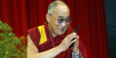 Dalai Lama steckte in Hamburger Aufzug fest