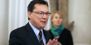 Minister Darabos bleibt "enttäuscht" im Amt