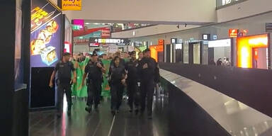 Demo gegen Abschiebung am Flughafen Wien