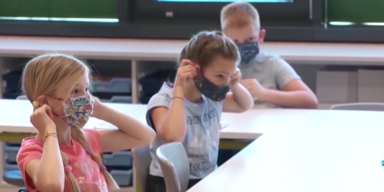 Schulkinder mit Maske auf