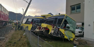 Nach Crash mit Güterzug: Busfahrer in Klinik gestorben