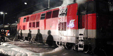 ÖBB-Lokomotive  geht in Flammen auf