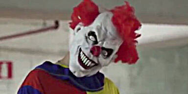Horror-Clown sticht mit Messer zu
