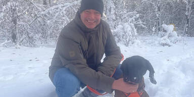 Kanzler Nehammer genießt ersten Advent mit Hündin Fanny im Schnee