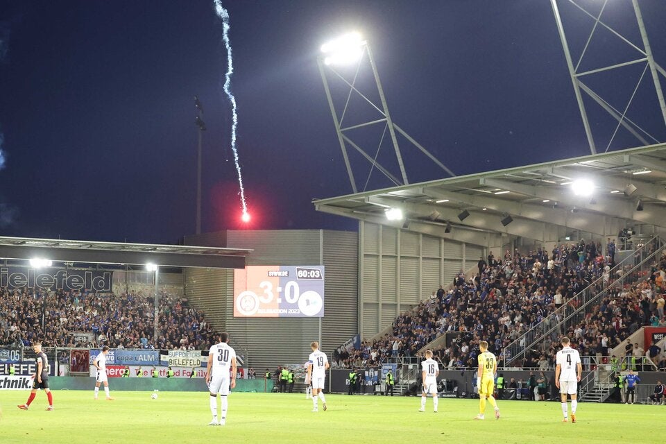 Pyro-Skandal bei Bielefeld-Debakel in Wiesbaden