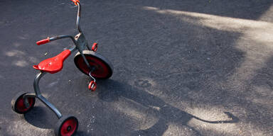 Dreirad falsch geparkt – Mädchen (3) muss besondere 'Strafe' zahlen