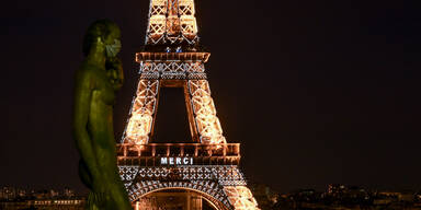 "Merci": Eiffelturm erstrahlt zu Ehren von Pflegepersonal