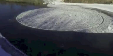 Naturschauspiel: Runde Eisplatte über Strudel